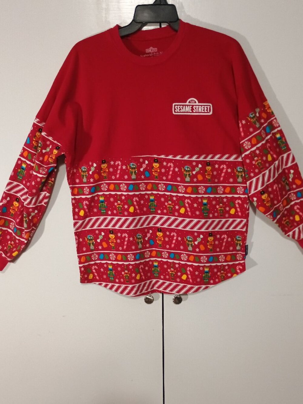 Spirit Jersey Sesame Street SeaWorld Busch Gardens Merry & Bright Christmas Top - Picture 2 of 7